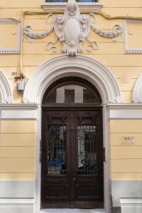 una porta nera con un arco sopra di essa su un edificio di Trieste 411 - Rooms & Apartments a Trieste