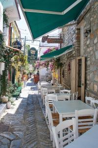 A restaurant or other place to eat at Mikri Gonia