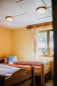Posteľ alebo postele v izbe v ubytovaní Bungalovy U Haliny - Tyra Natura