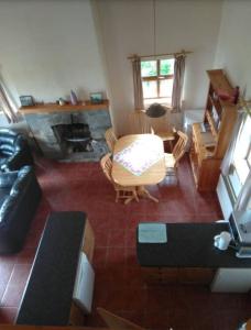 - un salon avec un canapé, une table et une cheminée dans l'établissement Groff Cottage, à Toormakeady