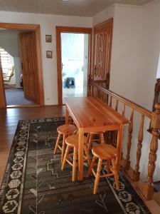 a wooden table and stools in a room at Chata Baby Jagi in Krzywe