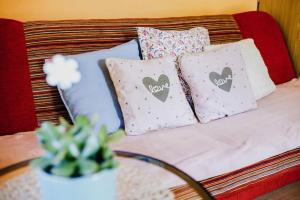 - un bouquet d'oreillers sur un lit avec une table dans l'établissement U Haliny - Tyra Natura, à Třinec