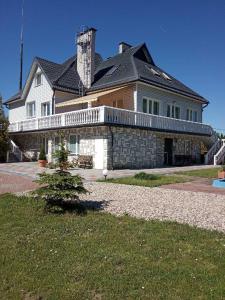 Cette grande maison dispose d'une terrasse couverte. dans l'établissement Chata Baby Jagi, à Krzywe
