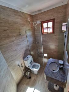 La salle de bains est pourvue de toilettes, d'une douche et d'un lavabo. dans l'établissement Ycatu Beach House, à São Sebastião