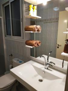 A bathroom at Cute Apartment hagoshrim