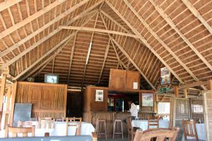 En restaurant eller et andet spisested på ASSOUKA Eco-Village du lac Nokoué