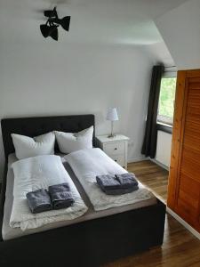 ein Schlafzimmer mit einem Bett mit zwei Handtüchern darauf in der Unterkunft Steuerbord in Wangerland