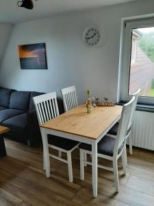 einen Holztisch und Stühle im Wohnzimmer in der Unterkunft Steuerbord in Wangerland