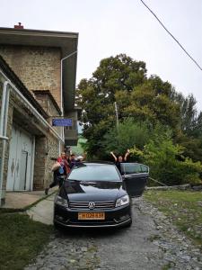 un grupo de personas sentadas en la parte trasera de un coche en OLD HOUSE Guesthouse, en Sheki