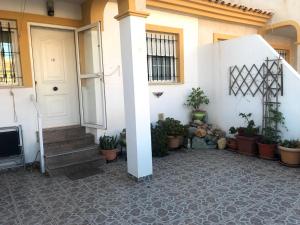 una casa con una puerta blanca y algunas macetas en PLAYA PARAISO, en Playa Honda