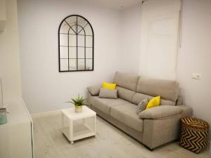 a living room with a couch and a table at Apartamento con encanto in Madrid