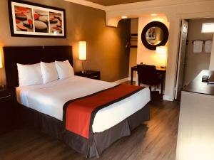 um quarto de hotel com uma cama grande e uma secretária em The Lexmar - Dodger Stadium Hollywood em Los Angeles