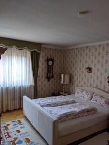 um quarto com uma cama e um relógio na parede em Ferienwohnung Föckler em Landstuhl
