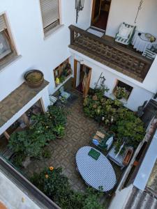 einen Blick über eine Terrasse mit einem Tisch und Pflanzen in der Unterkunft Ferienwohnung Föckler in Landstuhl