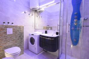 Kúpeľňa v ubytovaní Modern Design Apartment in the City Center + 14 fotografií