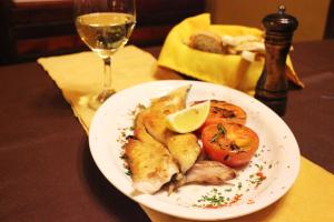 un plato de comida en una mesa con una copa de vino en Terrazas de Colón en Colón