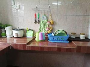 Una cocina o zona de cocina en Naura Homestay Kuantan {muslim bajet Homestay]