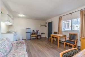Kuchyň nebo kuchyňský kout v ubytování Bluebird Motel