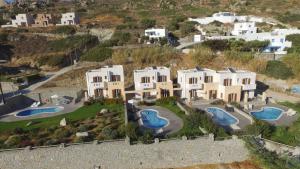 ミクリ・ヴィグラにあるNaxos Luxury Villasの2つのスイミングプール付きのヴィラの空中ビュー