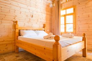 a bedroom with a bed in a log cabin at Nashos Bungalows in (( Spile ))