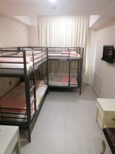 Habitación con 3 literas en una habitación en Jayleen Clarke Quay Hotel en Singapur