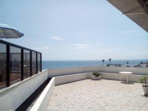 サルバドールにあるApartamento Velozo Santosの海の景色を望むバルコニー