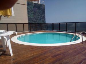 una piscina en la terraza de un crucero en Apartamento Velozo Santos, en Salvador