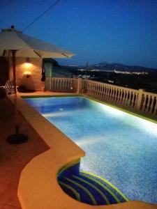 una gran piscina por la noche en un edificio en Casa Irene, en Adsubia
