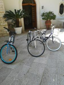 3 vélos garés devant un bâtiment dans l'établissement Villa delle Querce Resort, à Palo del Colle