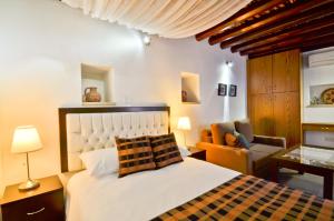 Un pat sau paturi într-o cameră la To Kastri
