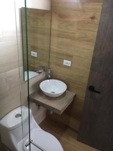 Koupelna v ubytování HOTEL ZARCILLEJO