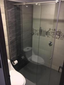 Bilik mandi di HOTEL ZARCILLEJO