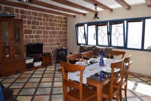 a living room with a table and chairs and a couch at Apartamento Tabayba Arena in Punta de Mujeres
