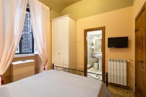 ローマにあるVaticana Ottavianiのベッドルーム(ベッド1台、窓、テレビ付)