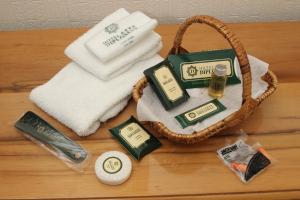 a wicker basket with towels and cosmetics on a table at Hotel Diplomat in Cochabamba