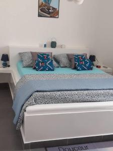 Villa JAJA Piscine-Climatisation tesisinde bir odada yatak veya yataklar