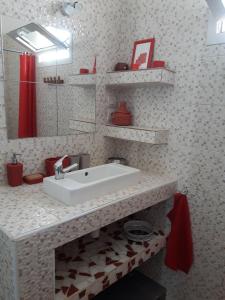 a bathroom with a sink and a mirror at Villa JAJA Piscine-Climatisation in Poponguine