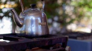 - Hervidor de té sobre una estufa en Astro Camping Experience en Vicuña