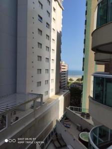 - une vue depuis le balcon d'un bâtiment dans l'établissement Residencial Estanconfort Santos, à Santos