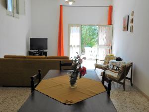 sala de estar con mesa y sofá en Appartamento La Pinetina en Valderice
