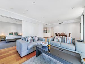 Sala de estar con 2 sofás y mesa en Quest River Park Central, en Brisbane