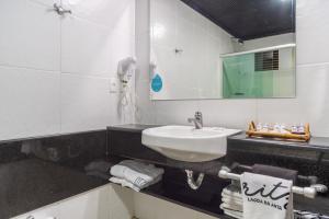 
A bathroom at Ritz Lagoa da Anta Hotel & SPA
