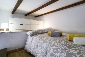 una camera da letto con un letto e un comò appeso al muro di PrimoPiano - Ripa a Milano