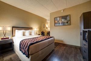 Postel nebo postele na pokoji v ubytování Carlton Inn Midway