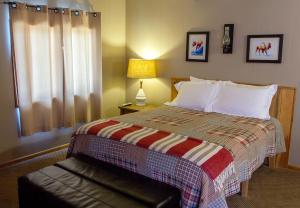 ein Schlafzimmer mit einem großen Bett und einem Fenster in der Unterkunft High Country Motel and Cabins in Cooke City