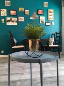 a table with a potted plant on top of it at Apartament Zuzia in Olsztyn
