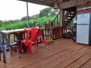 邦隆Srey Leap Homestay的木制甲板配有桌椅和冰箱 更多37张照片