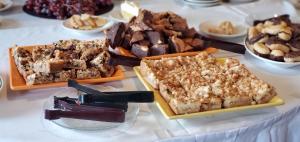 un tavolo con diversi tipi di dessert di King Phillip motel a Gardner