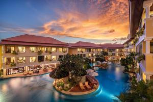 Bazén v ubytování Patong Paragon Resort & Spa SHA Extra Plus nebo v jeho okolí