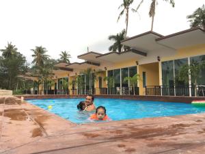 Bazén v ubytování Koh Chang Havana Pool Villa nebo v jeho okolí